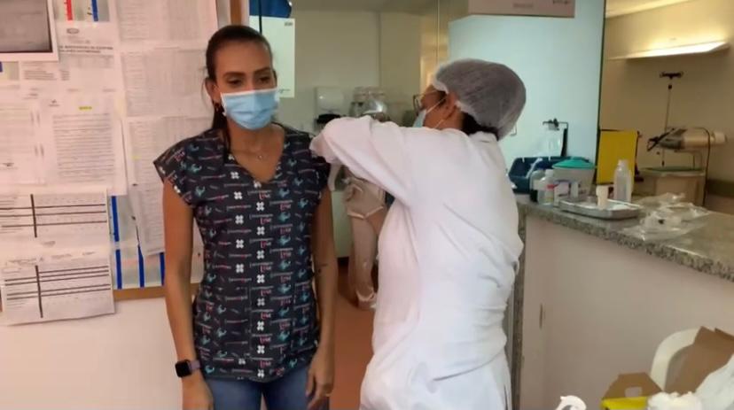 Servidores do Igesac recebem vacina contra Covid-19